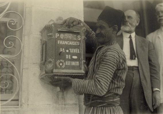 İstanbul'daki Fransız postanesinin posta kutusunun sökülmesi