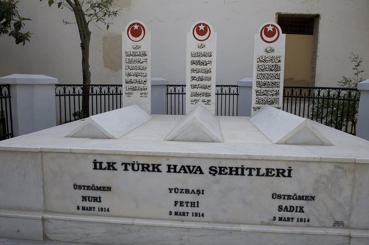 Şam'da Selahaddin Eyyubi türbesinin yanındaki ilk şehit pilotlar anıtı