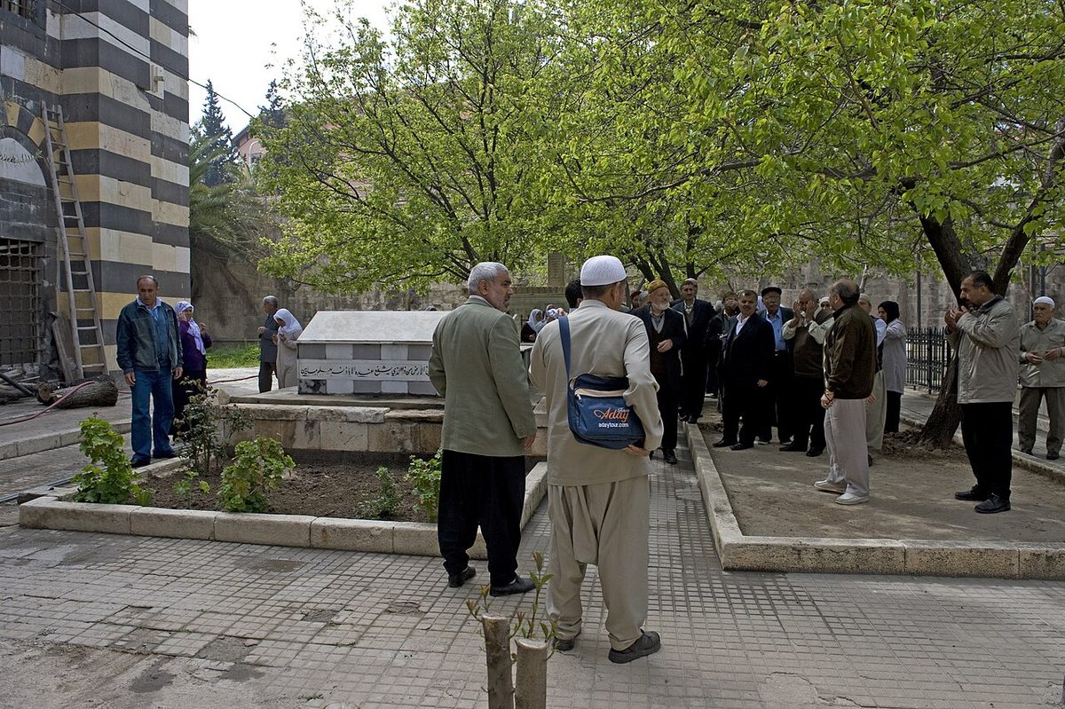 Şam Süleymaniye Tekkesi'nin hazire bölümünü ziyaret edenler