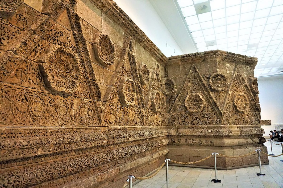 Pergamon Müzesi'nde sergilenen Mşetta Sarayı cephesi