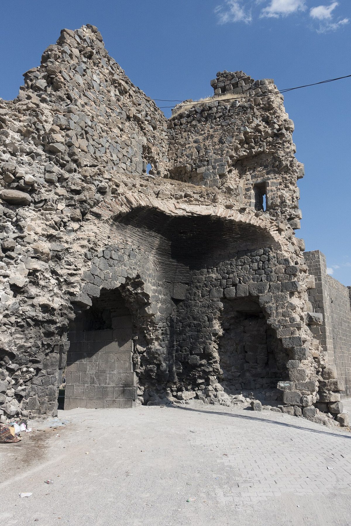 Mardin Kapı'ya uzanan surlar