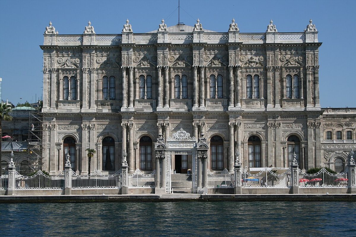 Dolmabahçe Sarayı'nın Boğaz'a bakan cephesi