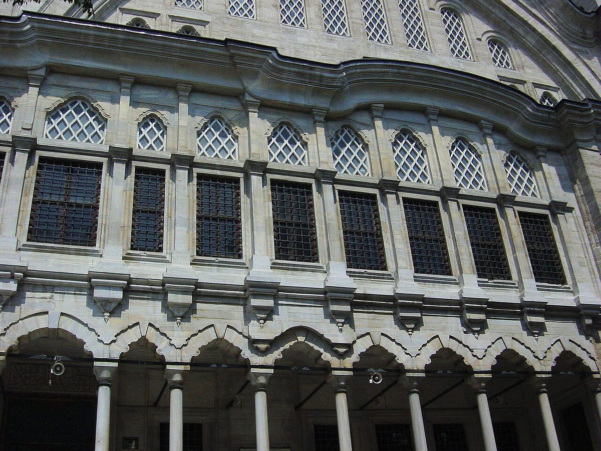 Nuruosmaniye Camii'nin dış görünüşü