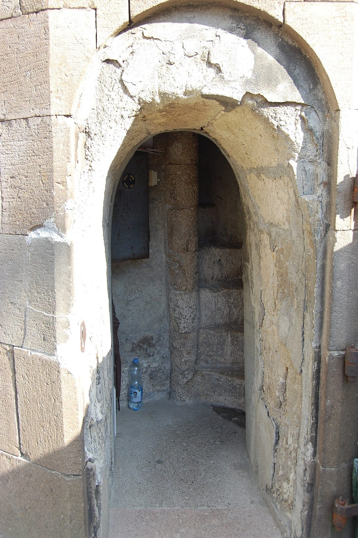 Eğri minaresinin sokaktan görünümü