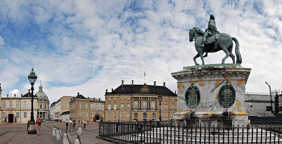 Kopenhag'daki Amalienborg Meydanı'nda V. Frederik'in atlı heykeli