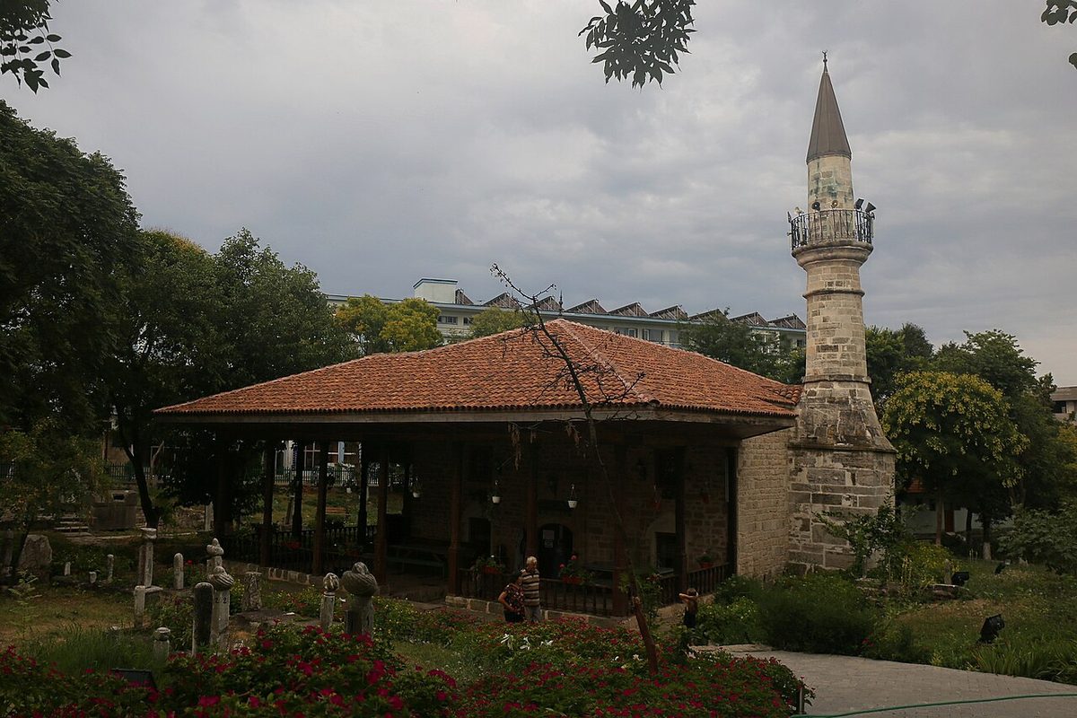 Mangalia'daki Esmahan Sultan Camii ve çevresi