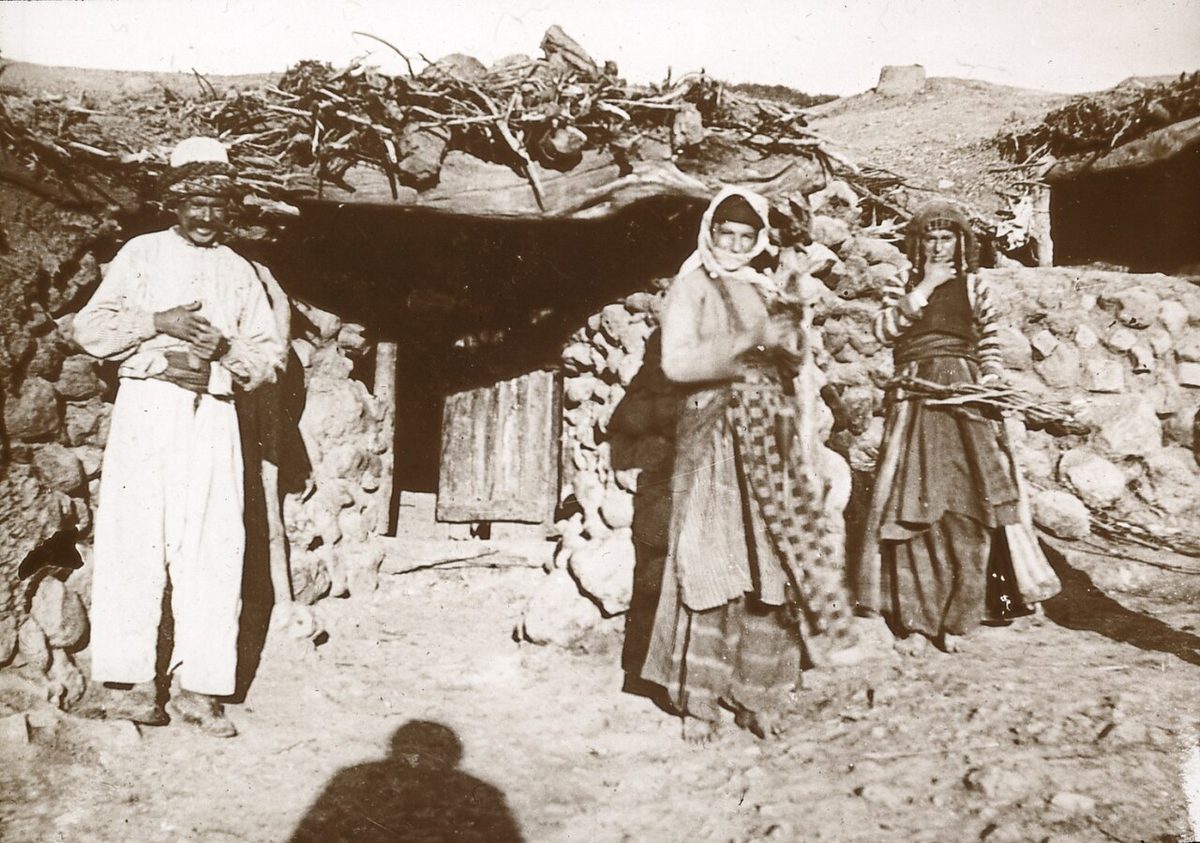 Köy evinin önünde bir Ermeni aile