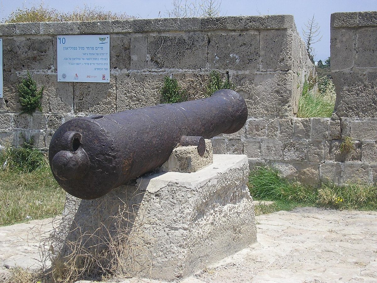 Akka surlarında bugün de duran XIX. yüzyıl topu