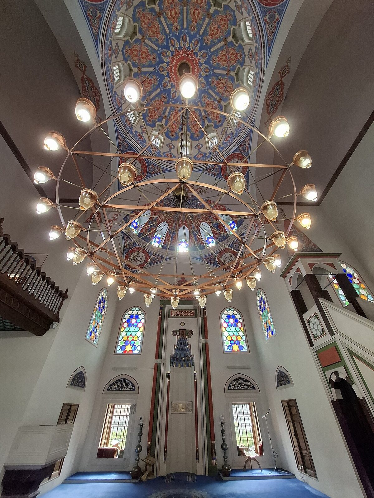 Ferhadiye Camii'nin minaresi ve avlusu