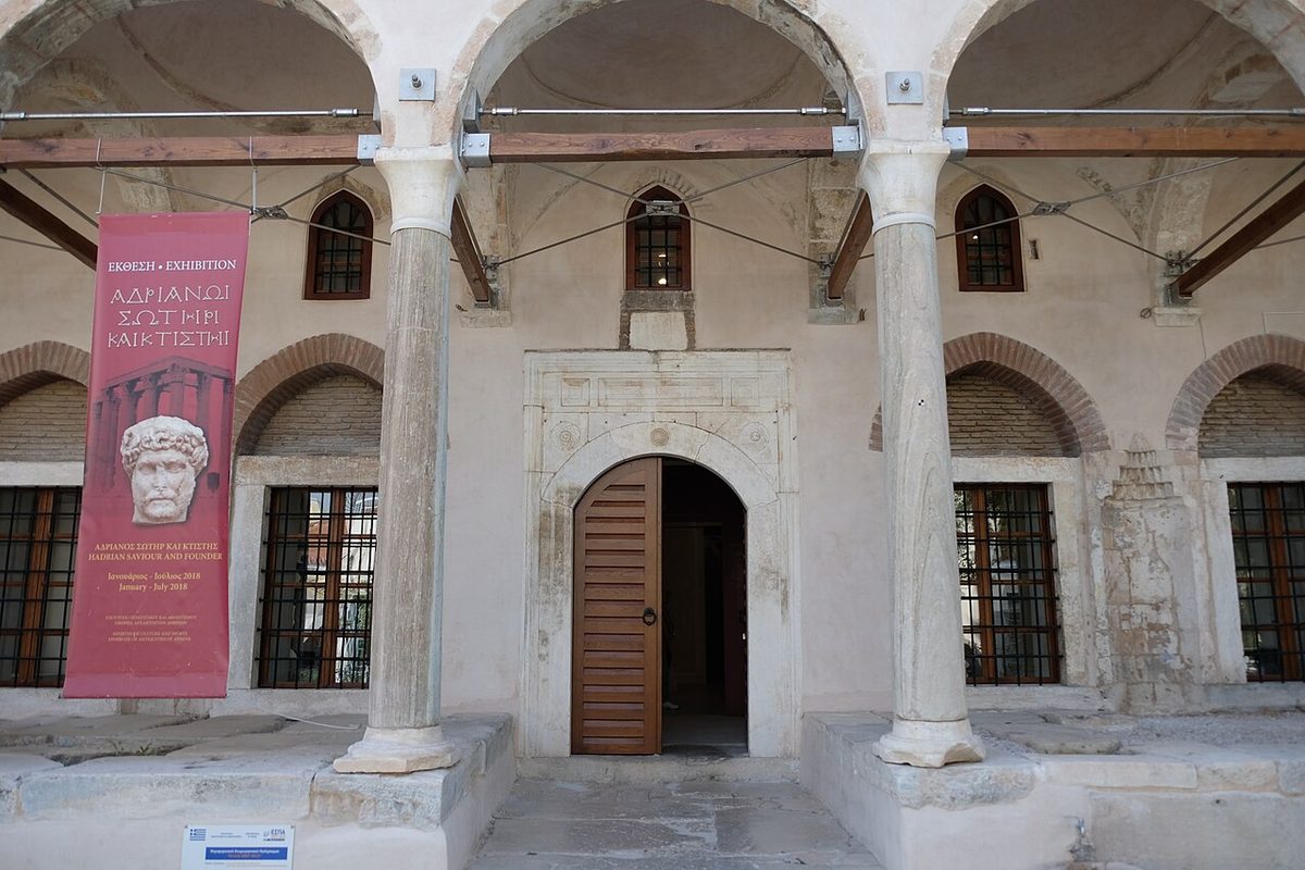 Atina'daki Fethiye Camii'nin Roma Agorası içinden görünümü