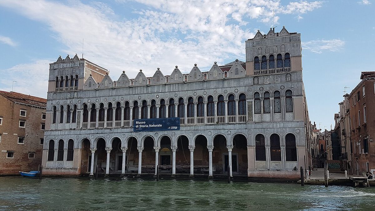 Fondaco dei Turchi'nin kemerli cephesi