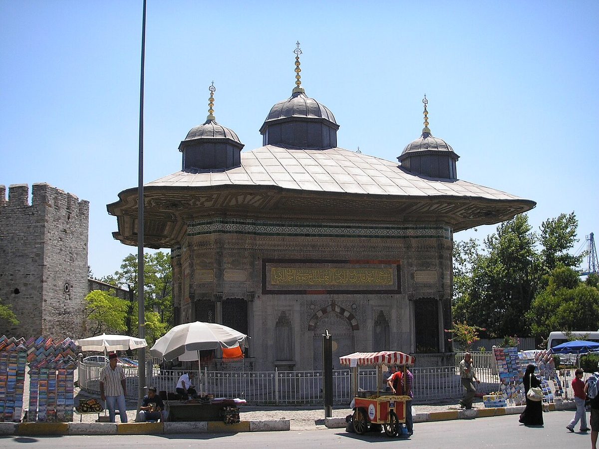 Topkapı Sarayı'nın Bâb-ı Hümâyun kapısı önündeki III. Ahmed Çeşmesi