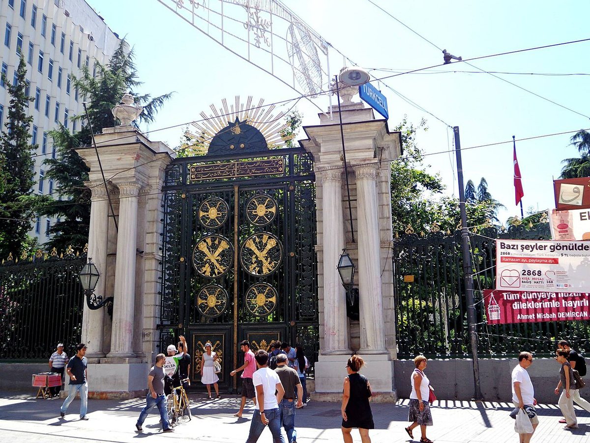 Beyoğlu'ndaki Galatasaray Lisesi binasının bugünkü görünümü