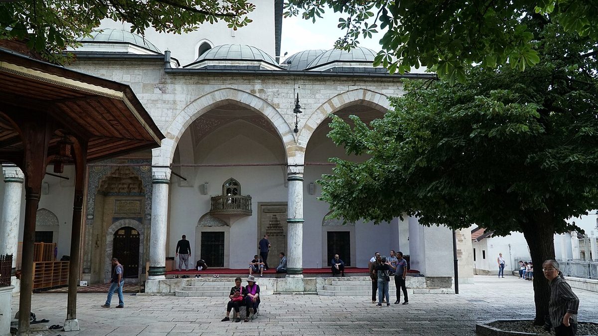 Gazi Hüsrev Bey Camii'nin avlusu ve minaresi