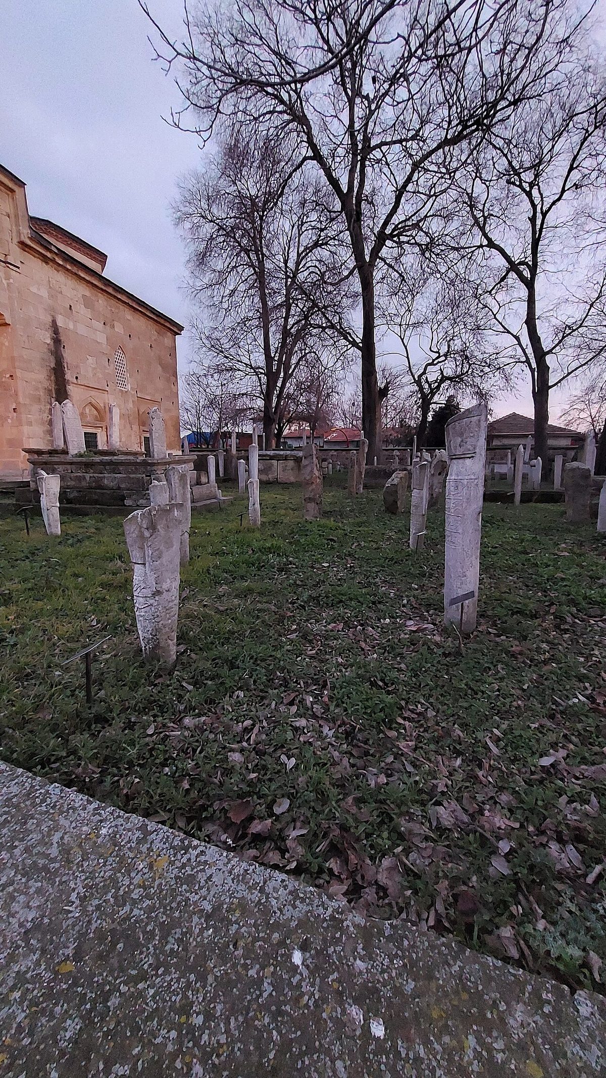Edirne'de Gazi Mihal Bey Camii hazîresindeki yeniçeri mezar taşları