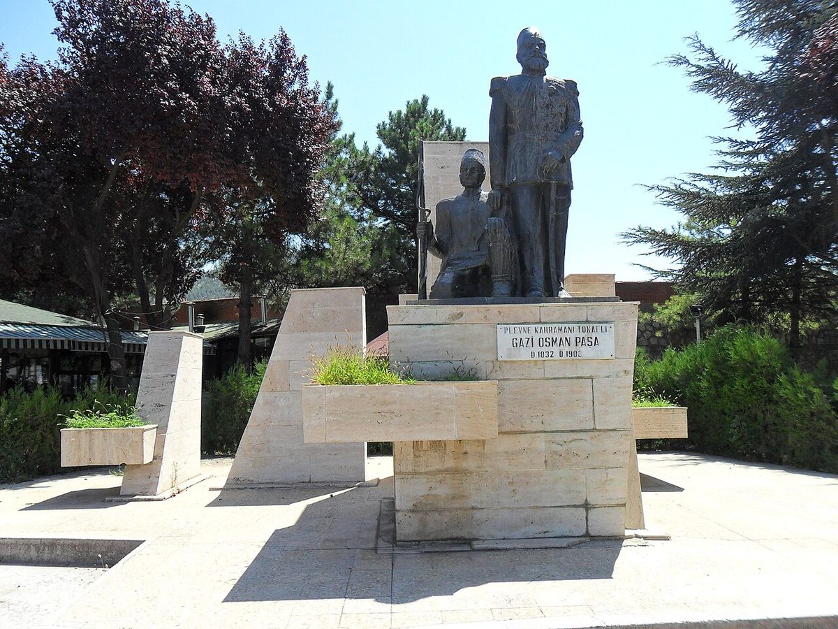 Gazi Osman Paşa'yı canlandıran bir heykel