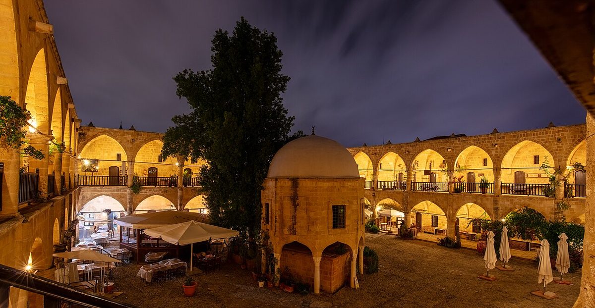 Büyük Han'ın avlusundaki mescit ve şadırvan