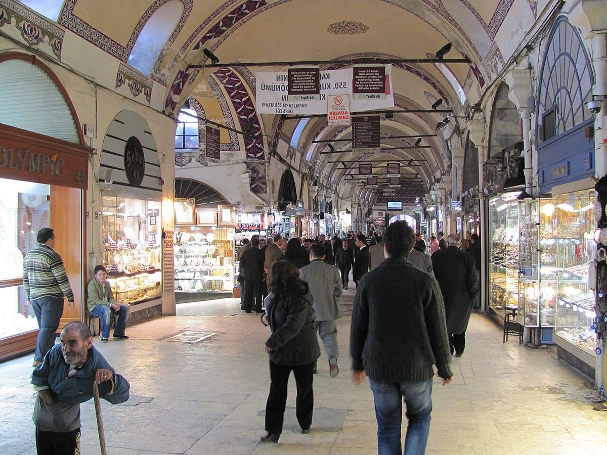 Kapalıçarşı'da dükkânların sıralandığı bir sokak