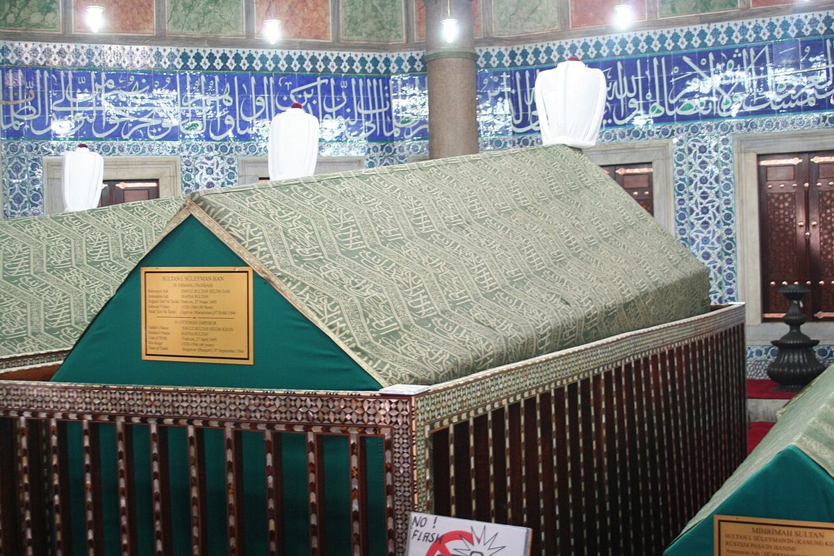 Süleymaniye Külliyesi'nde Kanuni Sultan Süleyman'ın türbesindeki sandukası