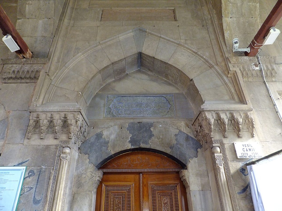 Yeşil Cami'nin giriş revakı ve mermer işçiliği