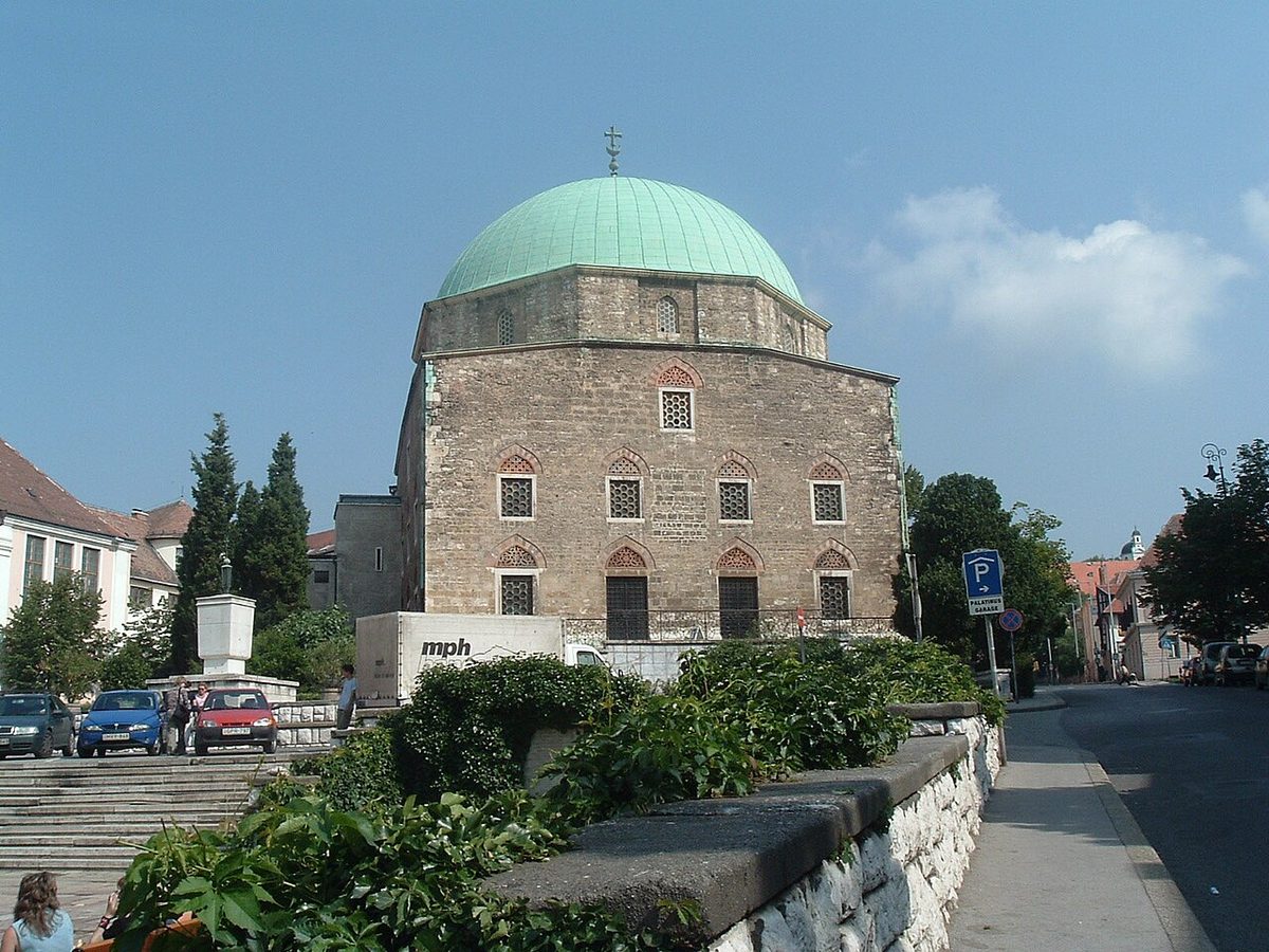 Gazi Kasım Paşa Camii'nin kubbesi ve cephesi