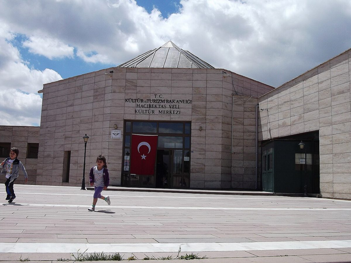 Hacı Bektaş Veli Dergâhı'nın avlusu
