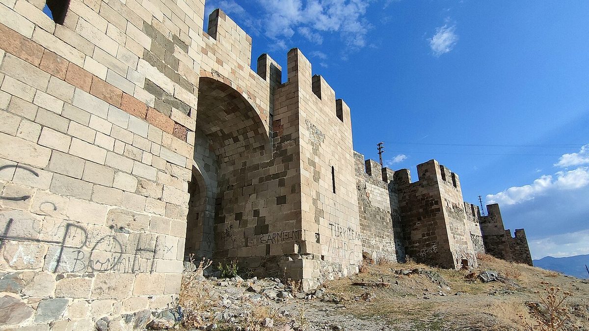 Nef'î'nin doğduğu Hasankale'nin, bugünkü Pasinler'in kalesi