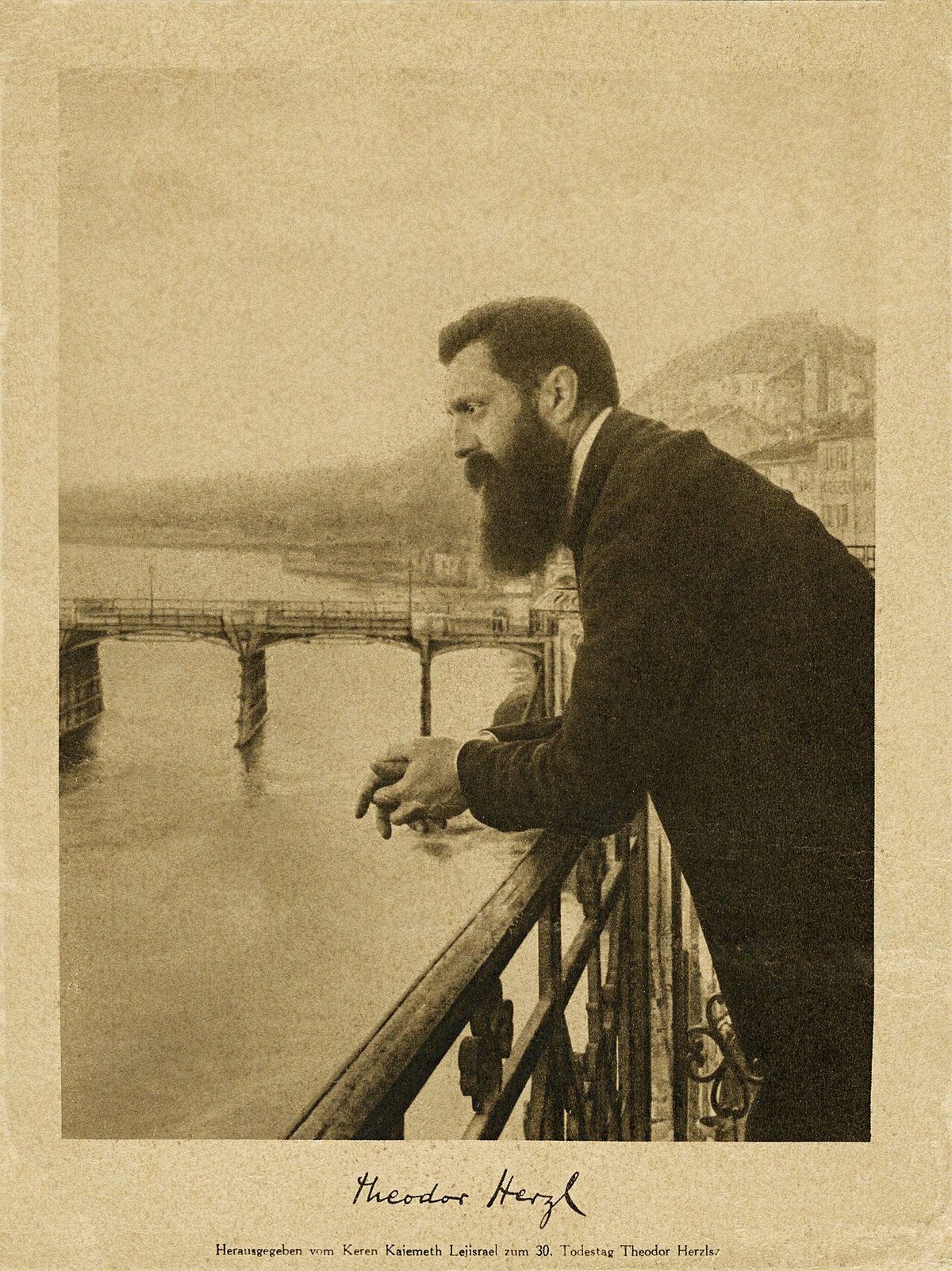 Theodor Herzl'in bir balkonda çekilmiş tanınmış fotoğrafı