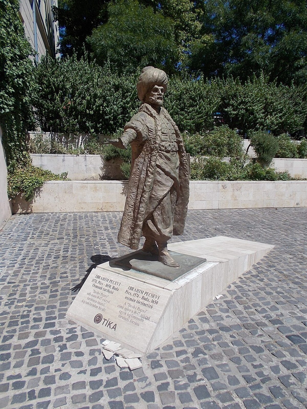 Pécs'teki Peçevî heykelinin yakından görünümü