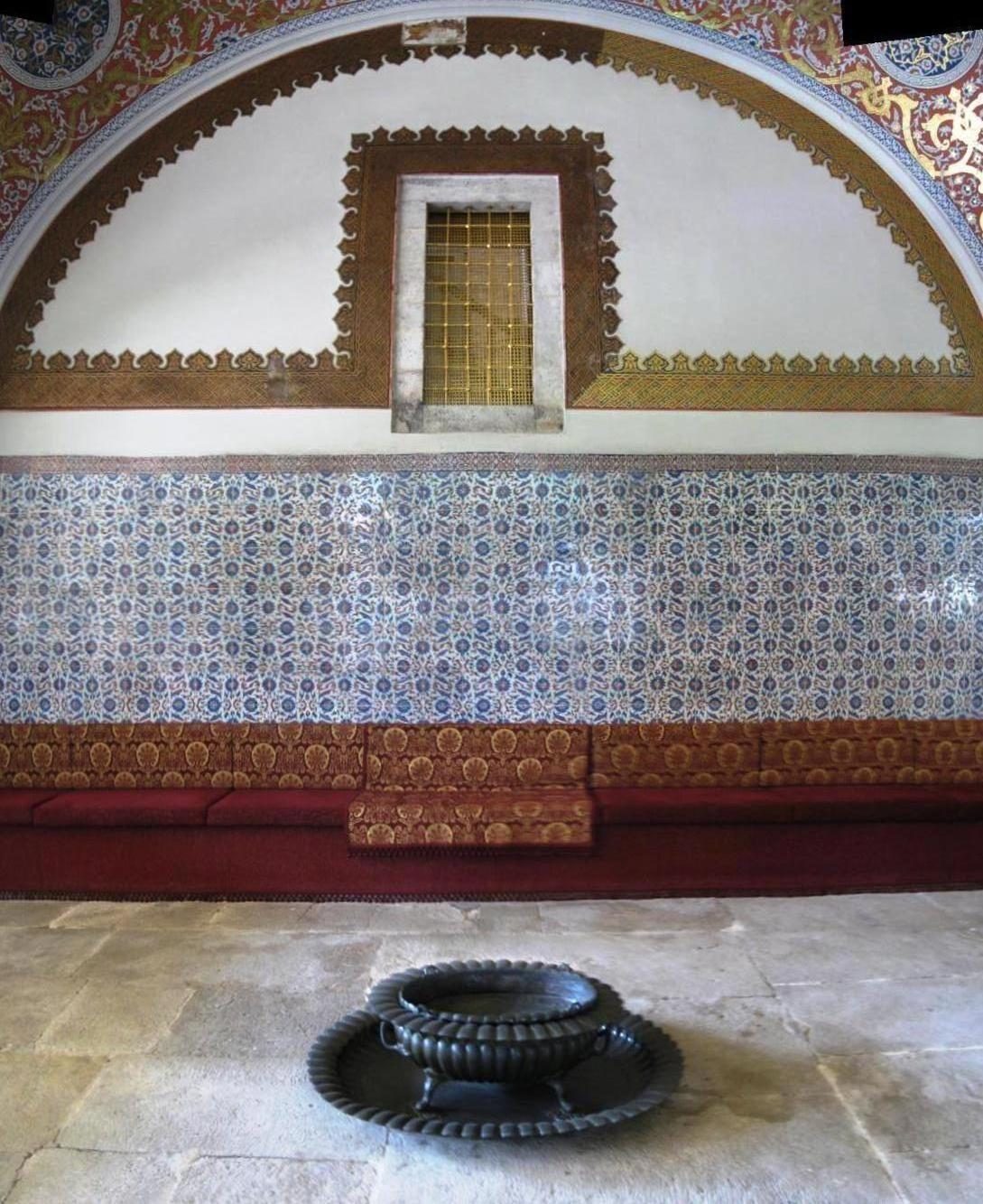 Topkapı Sarayı'nın ikinci avlusundaki Divan-ı Hümayun binası
