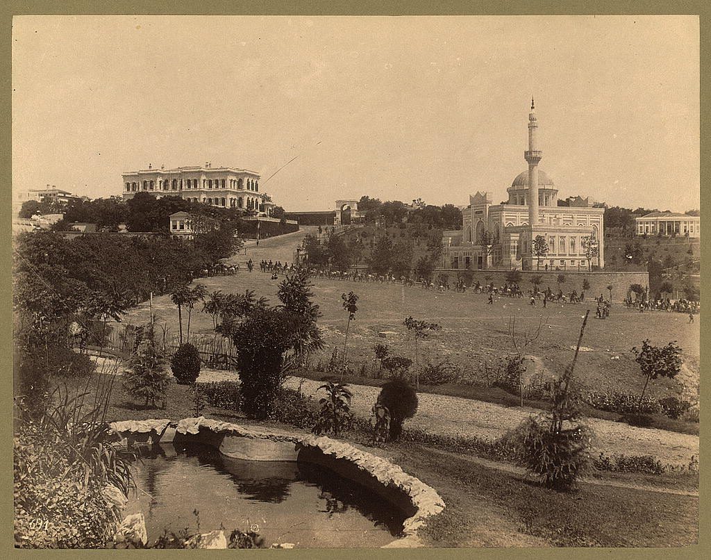 Yıldız Sarayı ve Hamidiye Camii'ni gösteren eski fotoğraf
