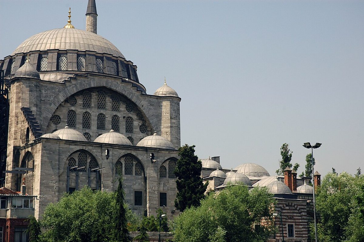 Edirnekapı Mihrimah Sultan Camii'nin çevreden görünüşü