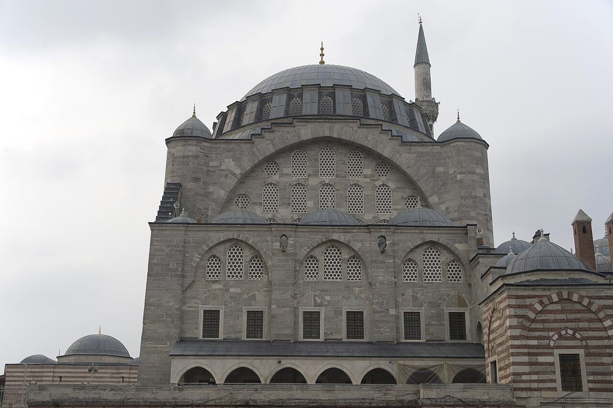 Camii'nin surlar yönünden görünüşü