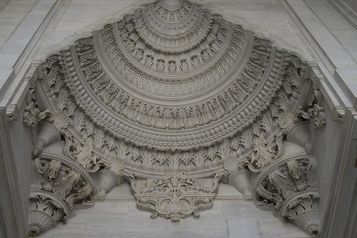 Nuruosmaniye Camii'nin avlu girişi