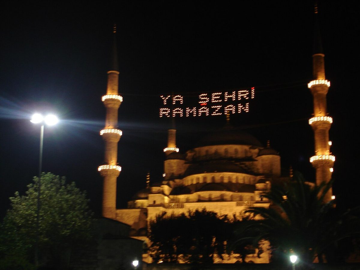 Ramazan'da mahyası yakılan Sultanahmet Camii