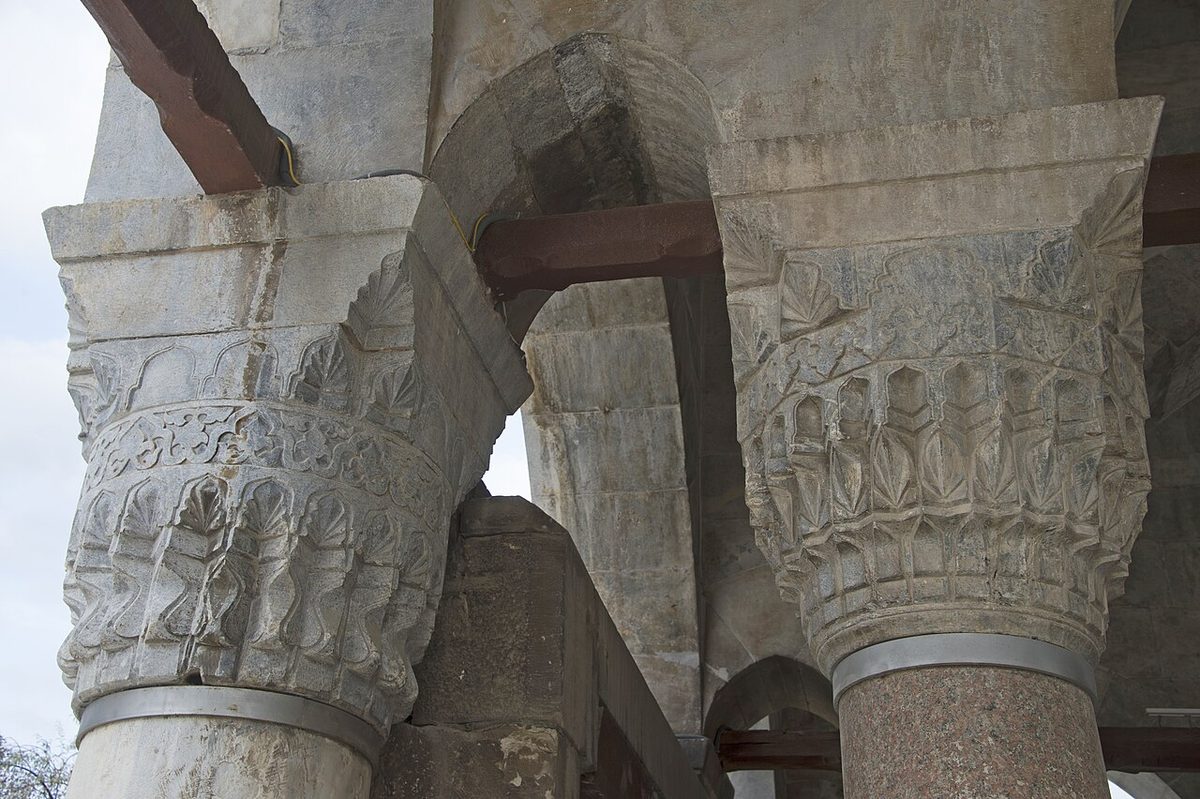 Yeşil Cami'nin çini kaplı minaresi