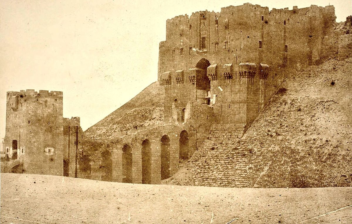 John Henry Haynes fotoğrafında Halep Kalesi kapısı