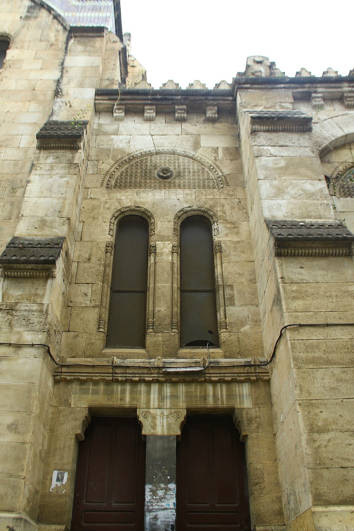 Keçiova Camii'nin iki kuleli cephesi