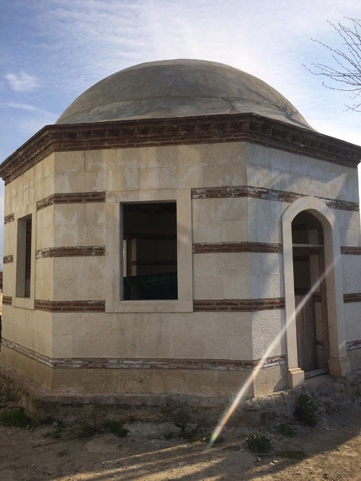 Konur Alp'e atfedilen türbe