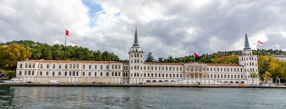 Boğaziçi kıyısındaki Kuleli binası