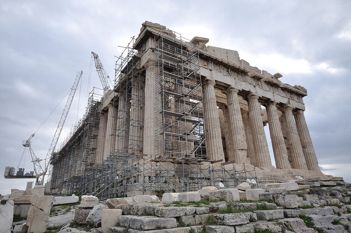 Parthenon'un sütunlarından yakın bir görünüm