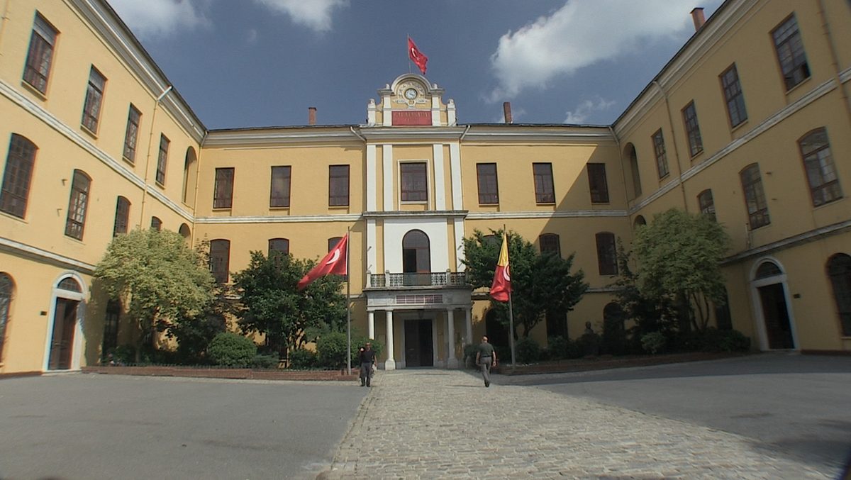 Galatasaray Lisesi'nin tarihî binasını gösteren eski bir tasvir