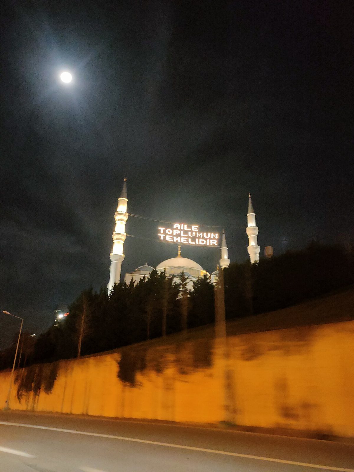 Mimar Sinan Camii'nin minareleri arasındaki mahya
