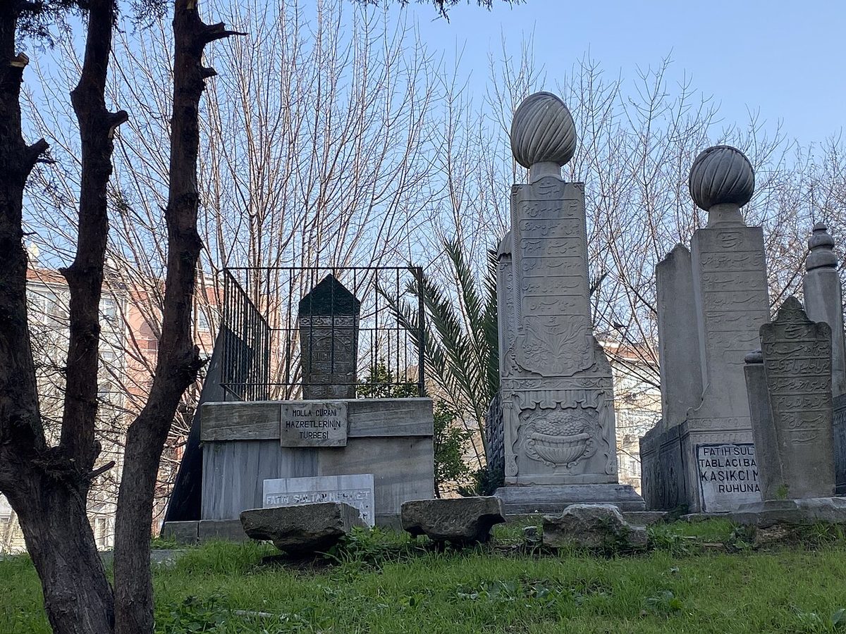 İstanbul'daki Molla Gürânî Türbesi