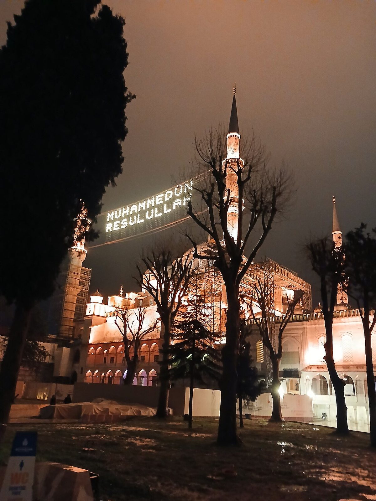 Gece mahyalı bir cami