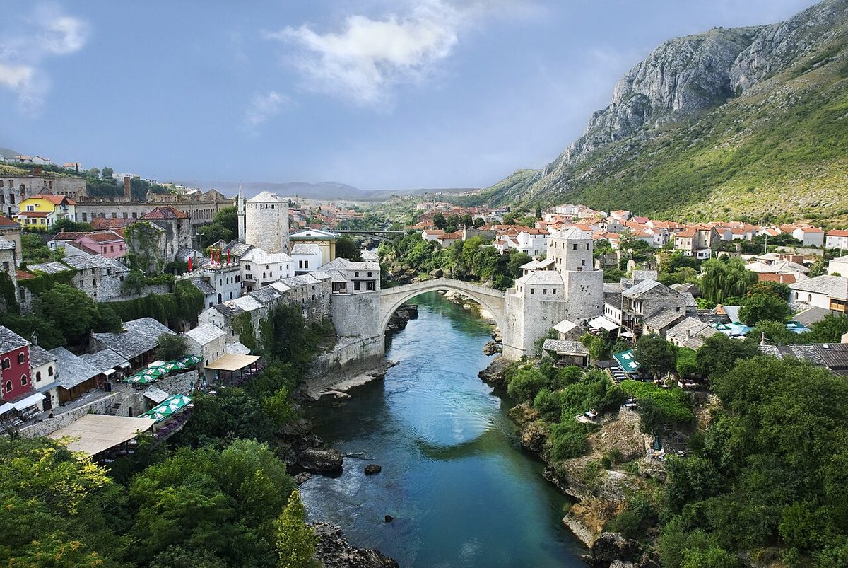 Yeniden yapılan Mostar Köprüsü ve eski şehir, 2007