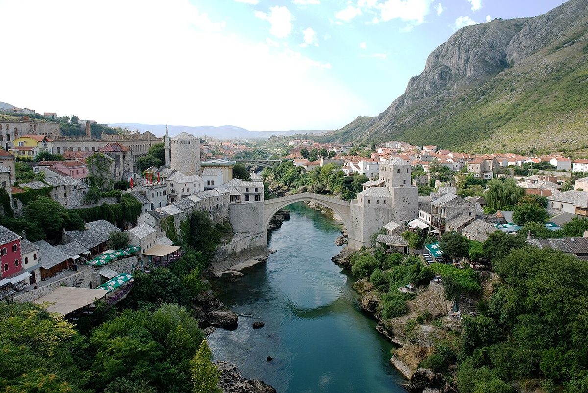 Evliya Çelebi'nin Seyahatnâme'de hayranlıkla anlattığı Mostar köprüsü ve eski şehir