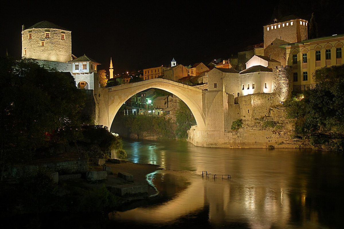 Gece aydınlatılmış Mostar Köprüsü