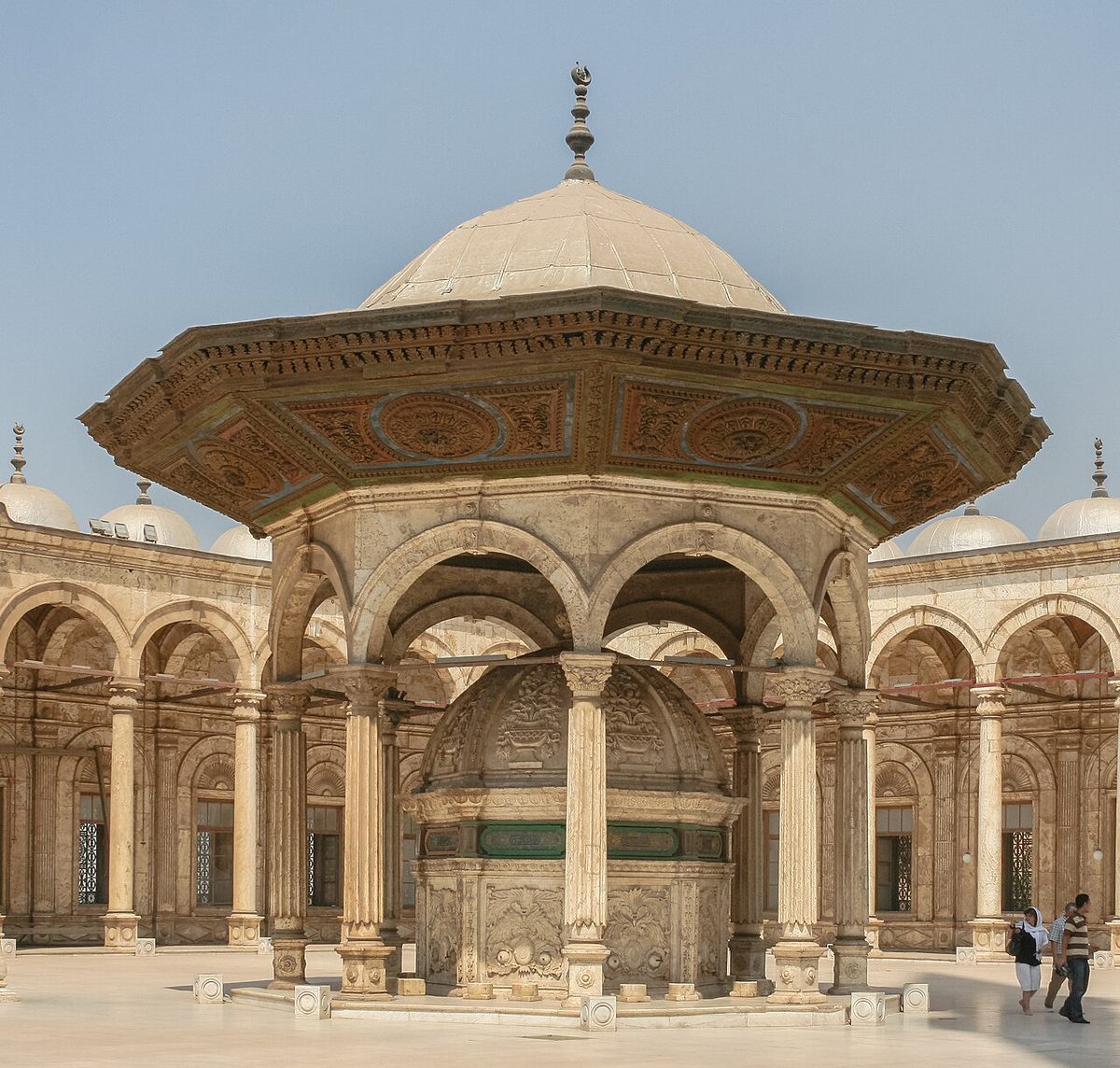 Mehmed Ali Paşa Camii'nin avlusu