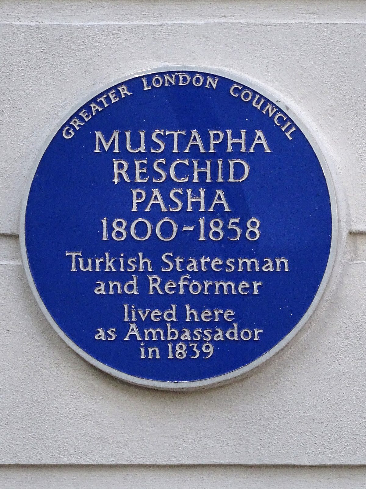 Londra'da Mustafa Reşid Paşa'nın elçi olarak yaşadığı evi hatırlatan plaket